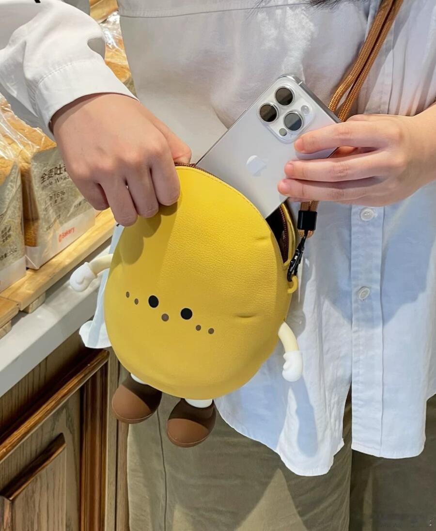 谭松韵同款Q版大叔土豆包手袋crush🥔 设计灵感以呆萌土豆为原型，融合Q版大