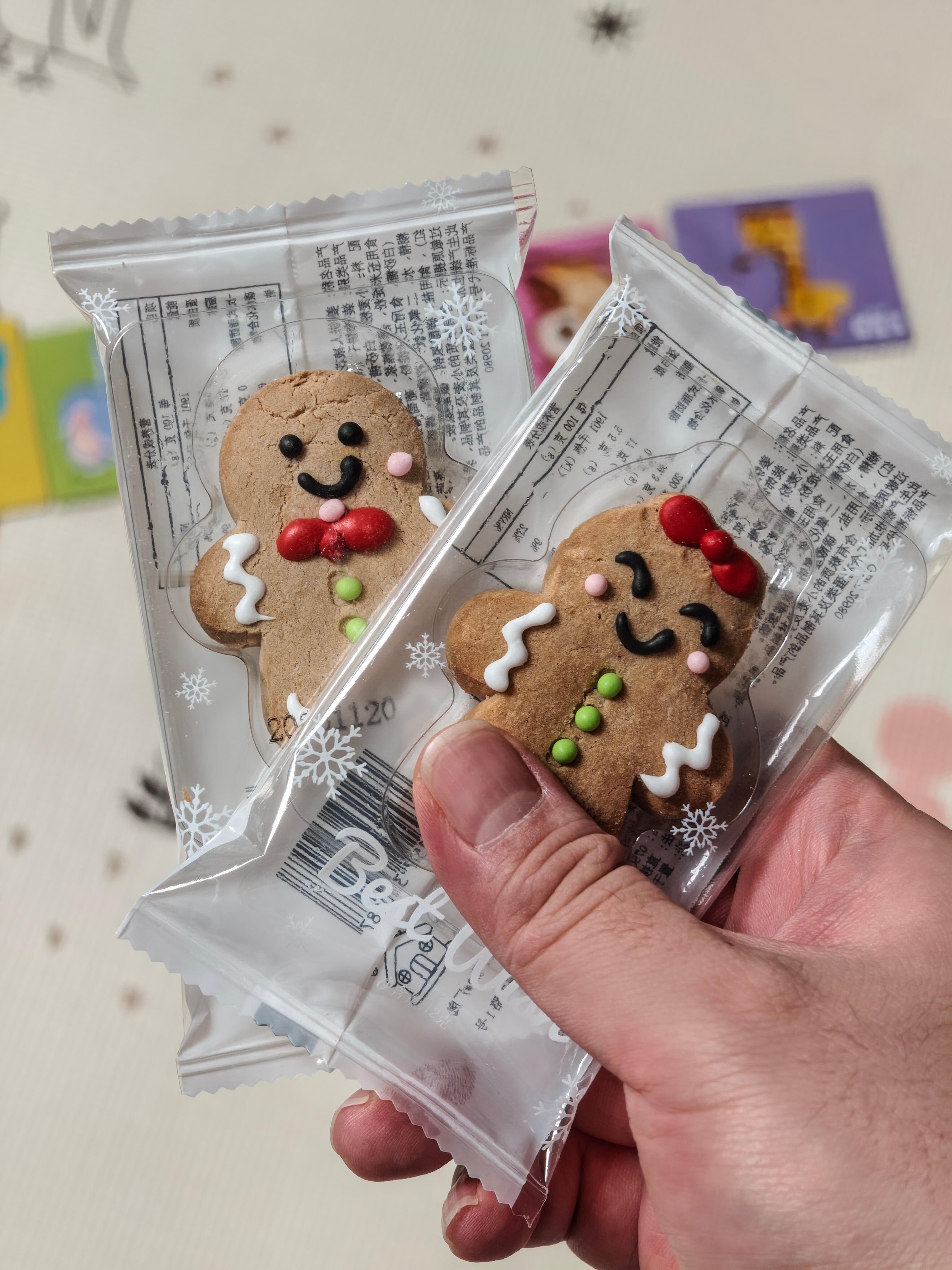 给孩子买了2个姜饼人玩 