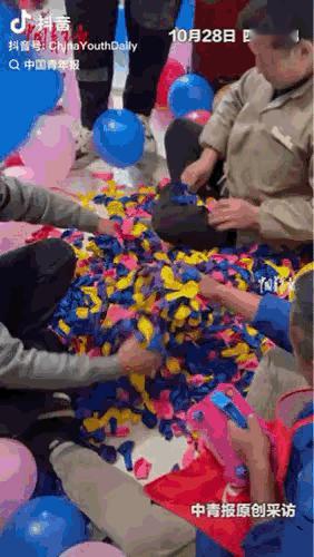 四川石棉的这个新郎，算是把“用心”两个字焊在了婚礼上！谁能想到，没有豪华婚车和星