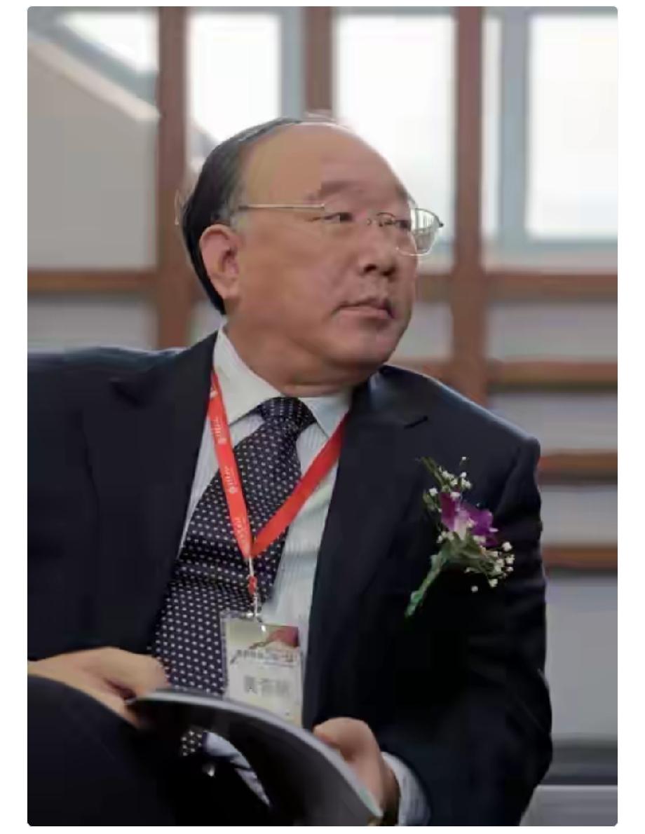 老黄这事让多少人接受不了

老黄翻车了，这下彻底翻了，不是因为他出事了，而是因为