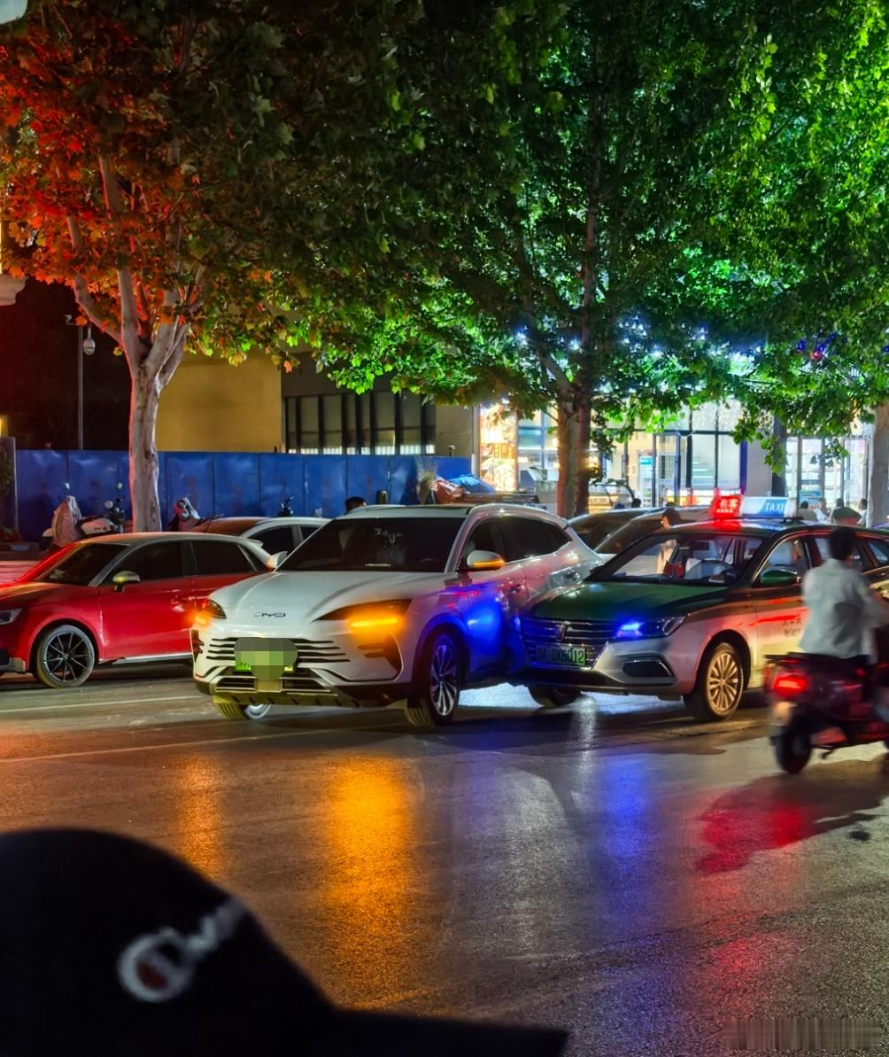 偶遇车祸现场这个白车最右侧左转进商场停车场撞了直行的出租车这下可酸爽了误工费掏到