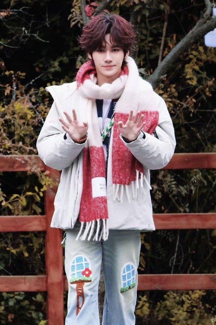 张真源奔跑吧红白围巾造型 ​张真源《奔跑吧》今日西藏录制路透来啦！卷发+红白围巾