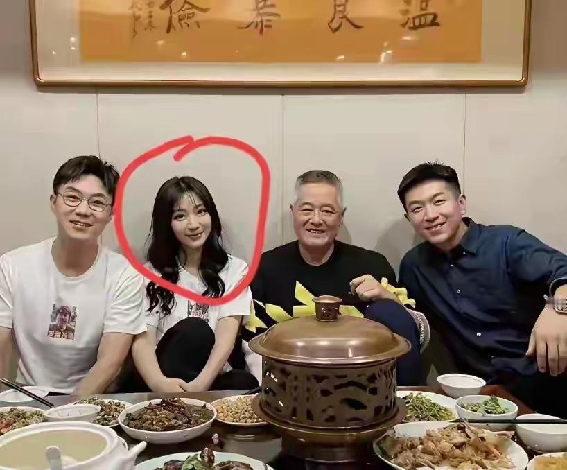 中间这个女生，她是谁？问了 100 个大学生，大家都说不认识，太难了。
