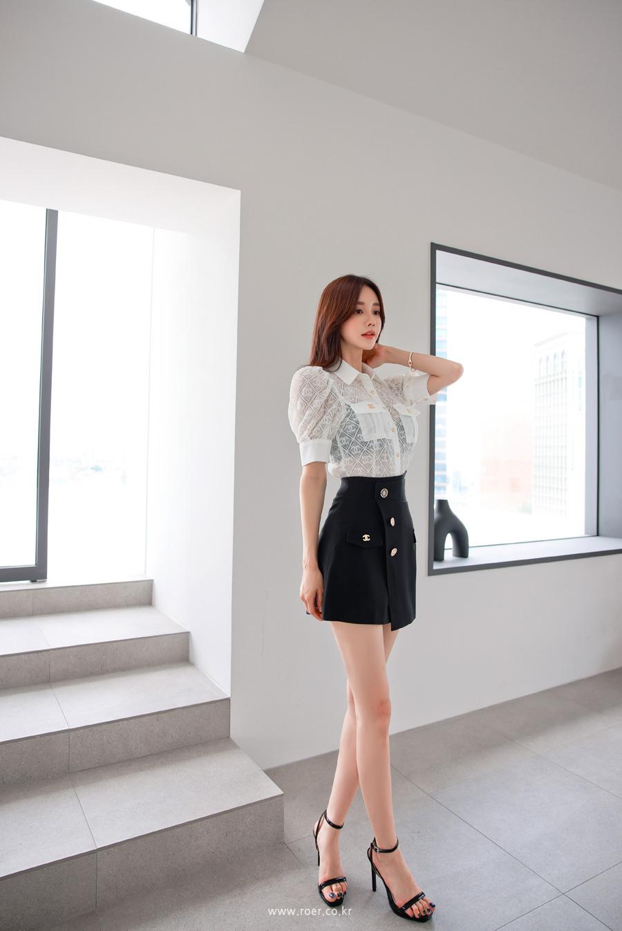 黑白配的优雅都市风穿搭，真的时尚到骨子里！
经典的白色衬衫搭配黑色西装裤，简约又