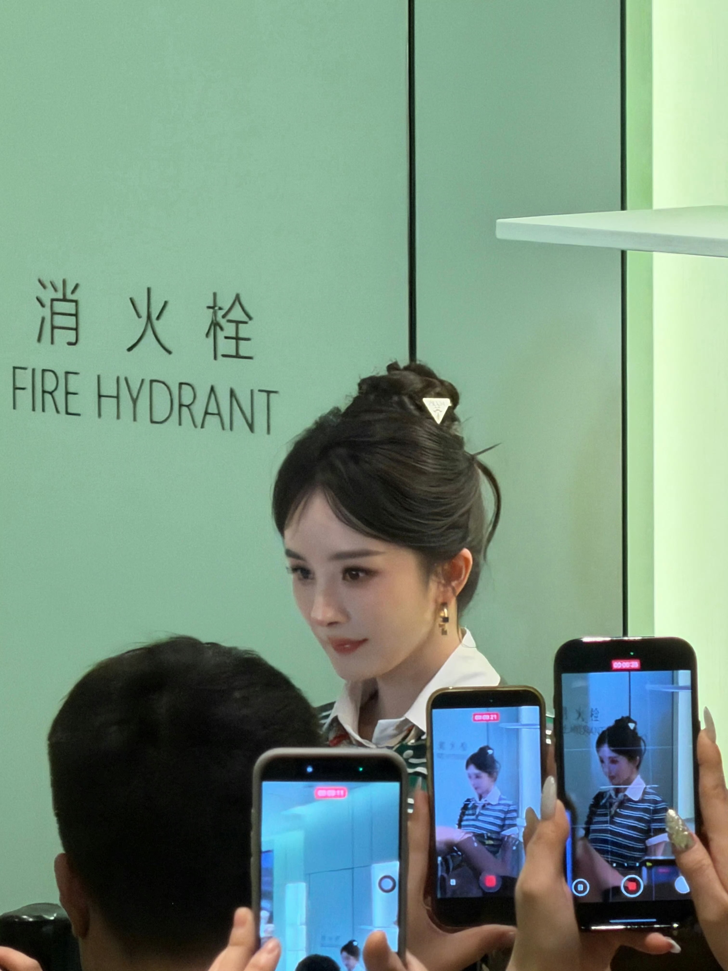 杨幂丸子头杨幂的丸子头太绝了吧！清爽又减龄，配上她自带的贵气感，每一帧都像时尚大