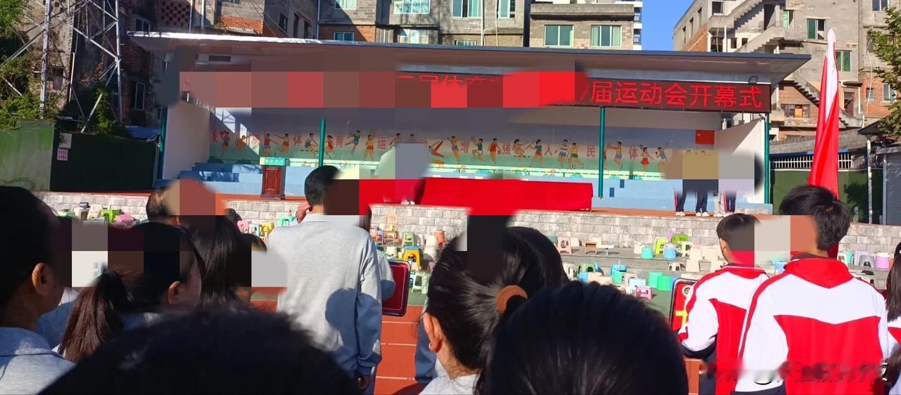 新老师每天下了课下了晚自习都很苦恼。
纪律抓不好，你老师功底再强，你再认真，再负