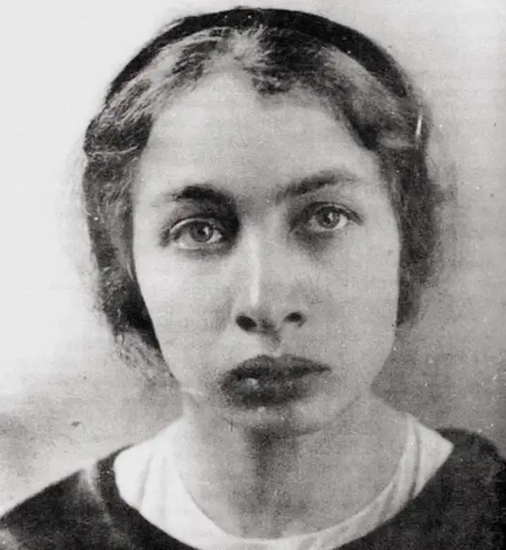 1918 年发生一桩轰动大事，列宁外出时惨遭行刺，女凶手卡普兰当场朝着他接连射出