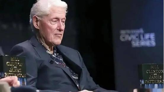 美国最近舆论大转向，疯狂攻击克林顿，批评他当年搞全球自由贸易，帮着跨国公司和华尔