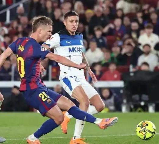 北京时间12月3日和4日，西甲第19轮的比赛提前进行两场，巴萨和皇马都会出战！