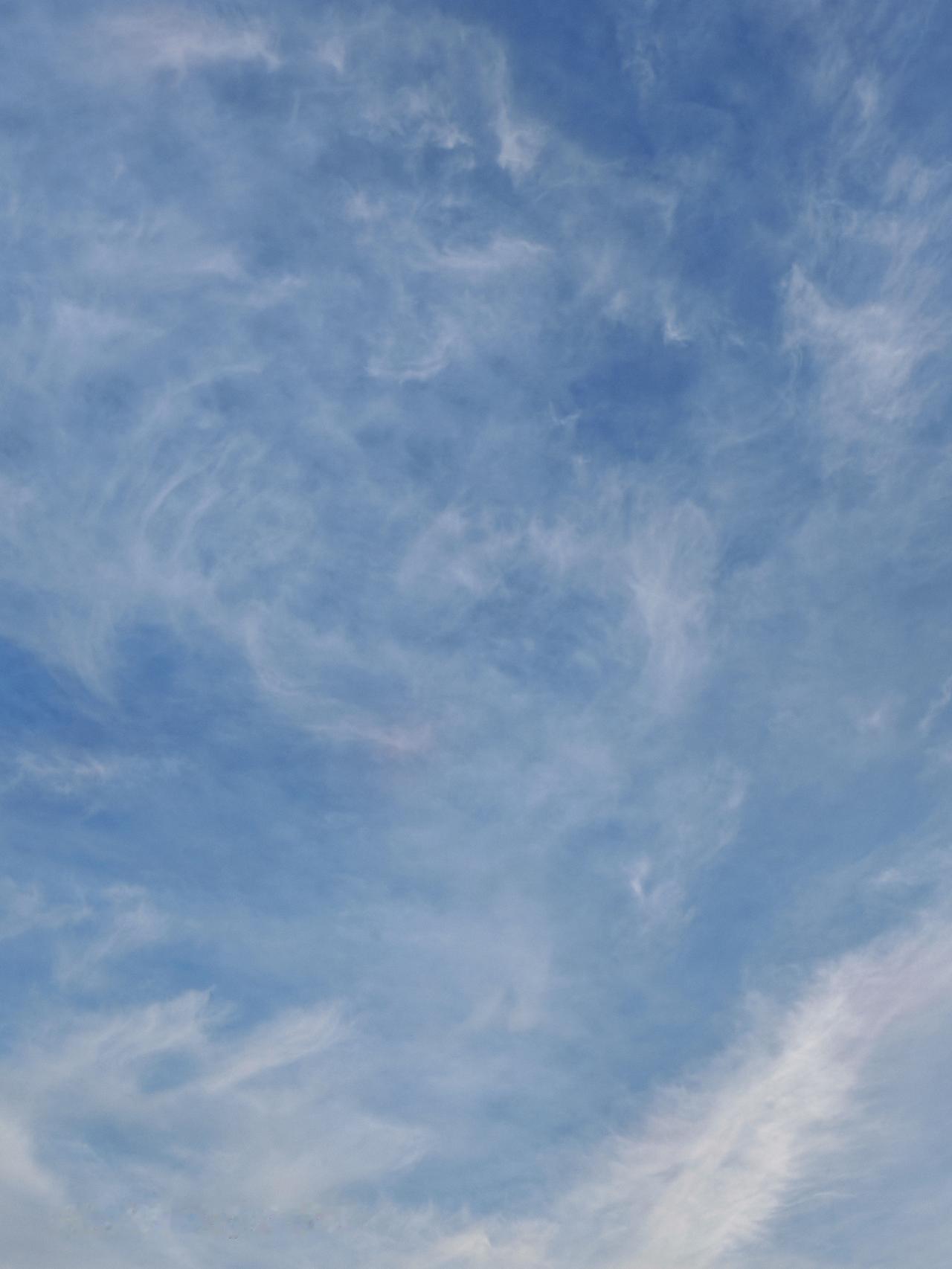 北京通州天空之城的蓝天白云真的太绝了，随手一拍都是大片。之前清明假期时，北京上空