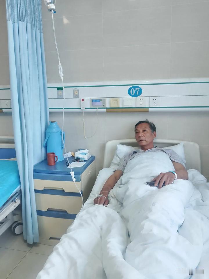 老公脑梗要吊七天水，他说手被吊水的针快扎成马蜂窝了，我笑他：“回家再想喝酒，抽烟