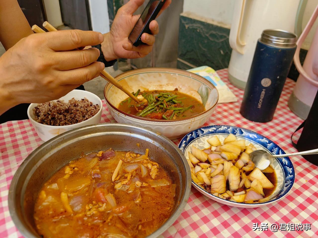 我家这个老头子60岁了，中午饭能吃两大碗，还加两盆儿菜。
有时候我都觉得他是不是