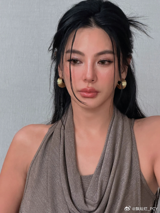 张雨绮这个妆容也太适合她了吧，淡淡的雀斑、晕开的腮红，保留了皮肤本身的肌理感，真