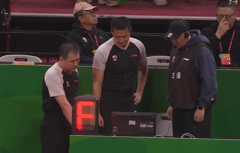 这个回看很关键啊，普通犯规的话，辽宁队还有得打，2罚1掷就有点难了。辽宁男篮vs