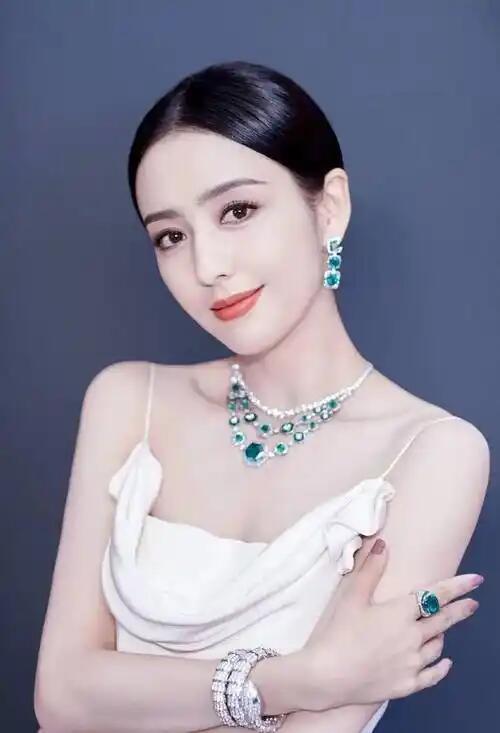 一、长相：西域风情融合东方温婉，媚而不俗，辨识度独一份
 
作为锡伯族姑娘，她兼