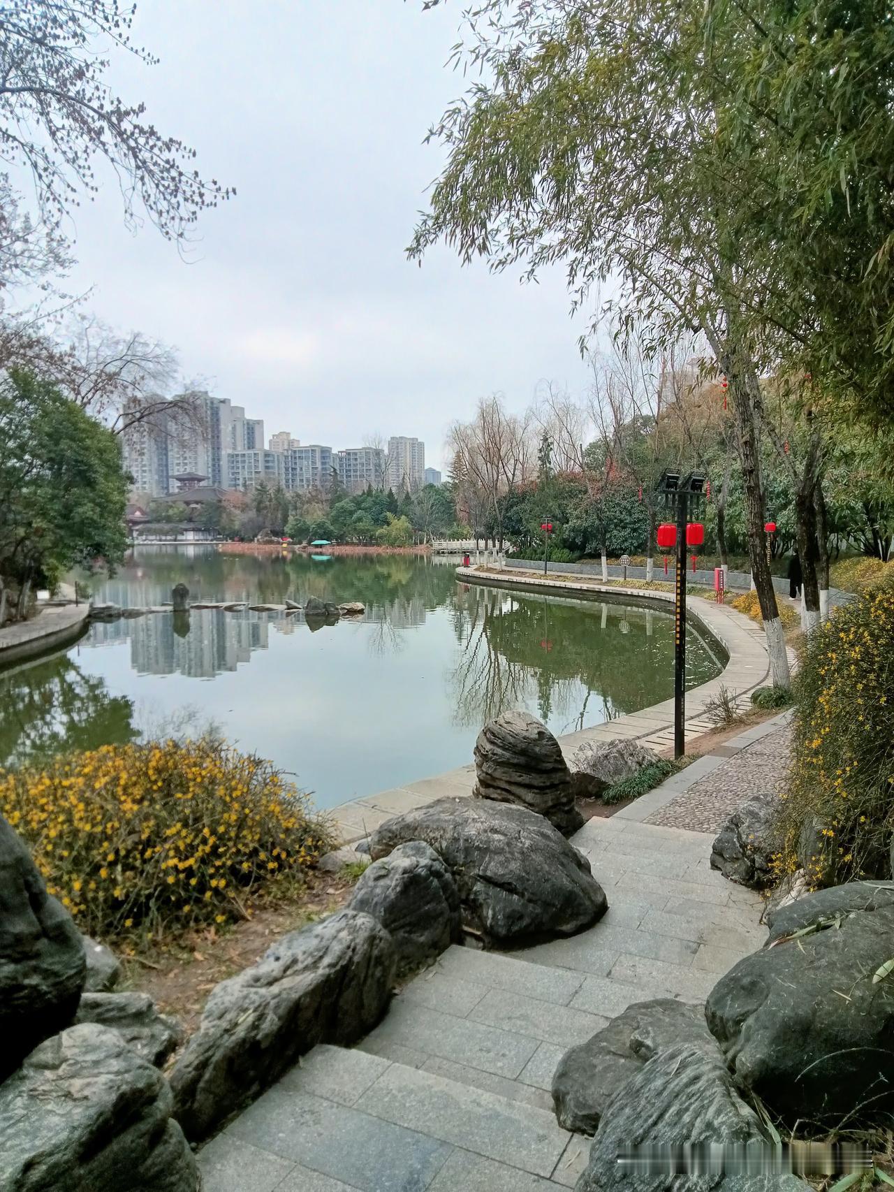 马年春节假期结束了，但西安各大旅游景点依旧持续在“年味”里！下午我去丰庆公园遛了