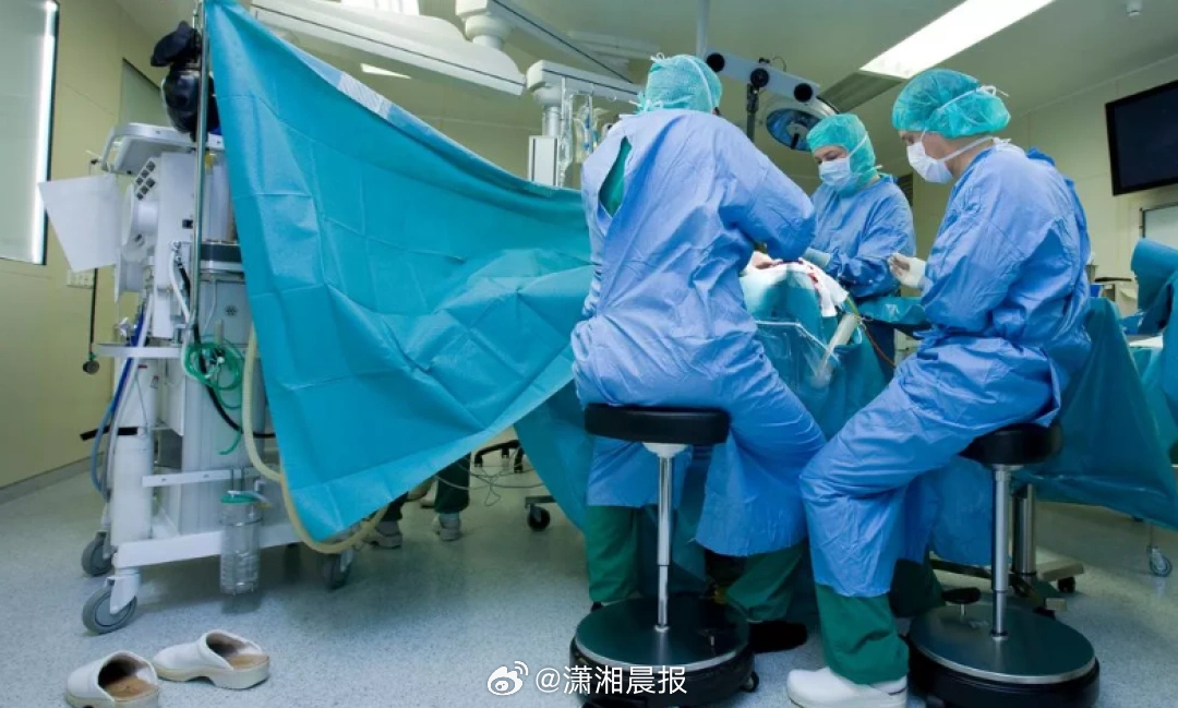 【#奥地利医生让12岁女儿给患者头钻洞#】近日，奥地利一名医生被捕，涉嫌在手术中