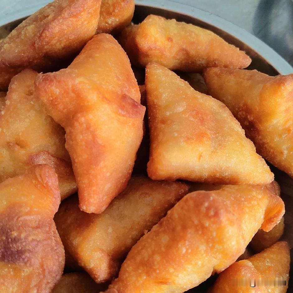 传统美食小油香：
一种藏在烟火里的民俗与思念的食品
         小油香，又