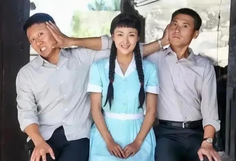这两位帅哥是什么表情，一个比一个可爱！右边是李乃文，在边是房子斌，中间的美女是谁