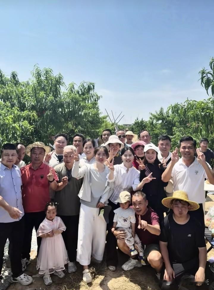 相宜在白良村卖桃子获得了大家的一致好评，这个从农村走出来的女博士用自己的才华与学