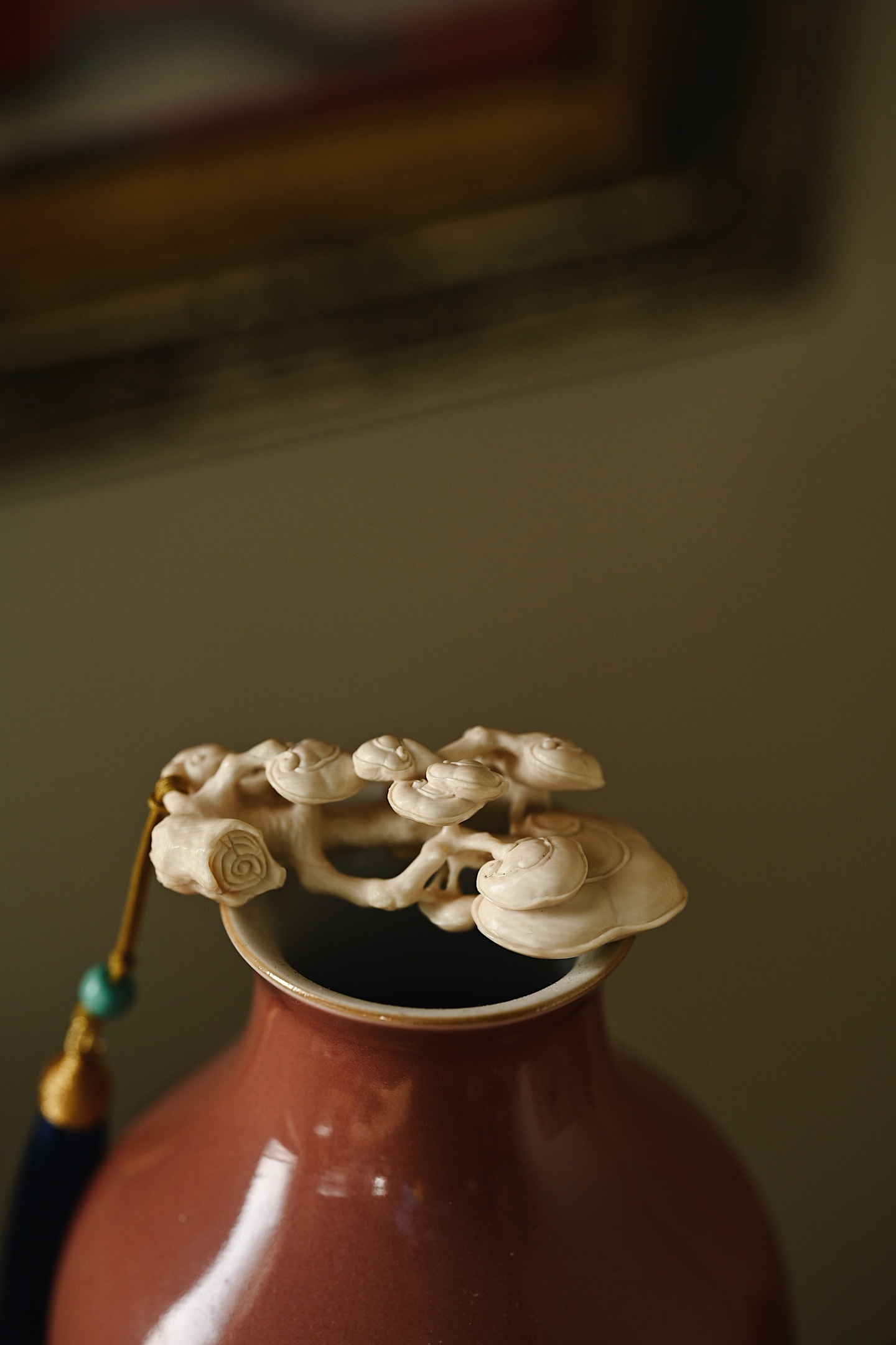 猛犸 | 云芝 手把件料质细腻，雕琢灵芝枝蔓盘曲，肌理如生，卷涡纹流转间如祥云卷