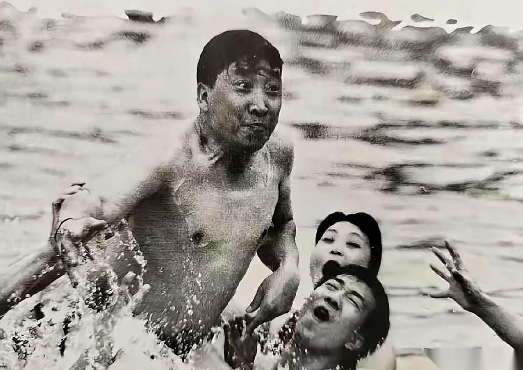 刚刷到一张图，真的一口水直接喷在屏幕上。
你敢信？水底下，戴志诚憋着气，双手死死