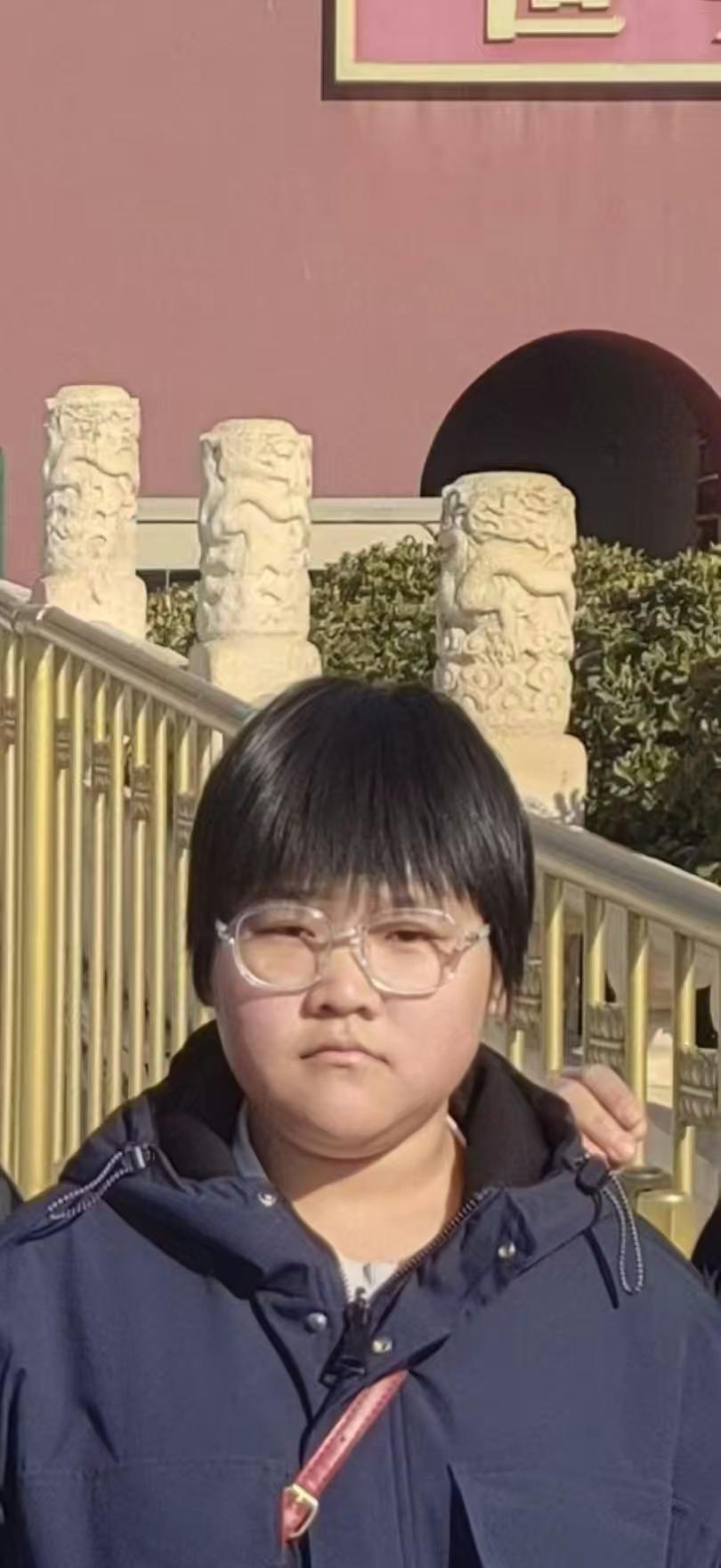 女孩，许诺，下午骑三轮出去玩了，家人很着急，谁看见了回个话13832000199