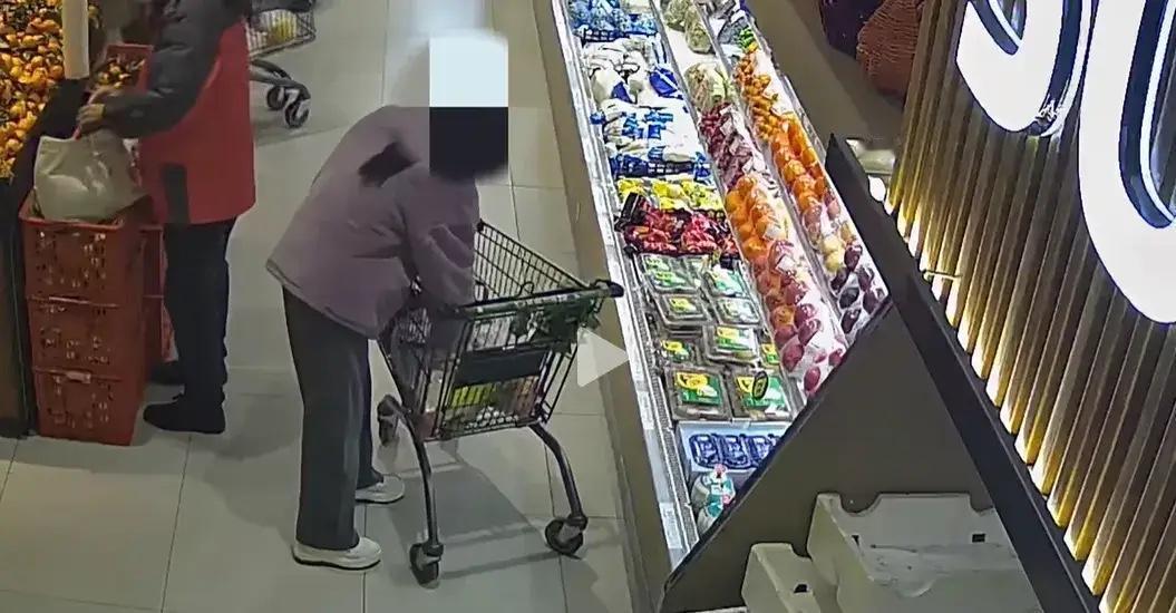 “何必呢？”北京，女子在一家超市6次盗窃车厘子，被抓后，警方发现女子竟是在单位做