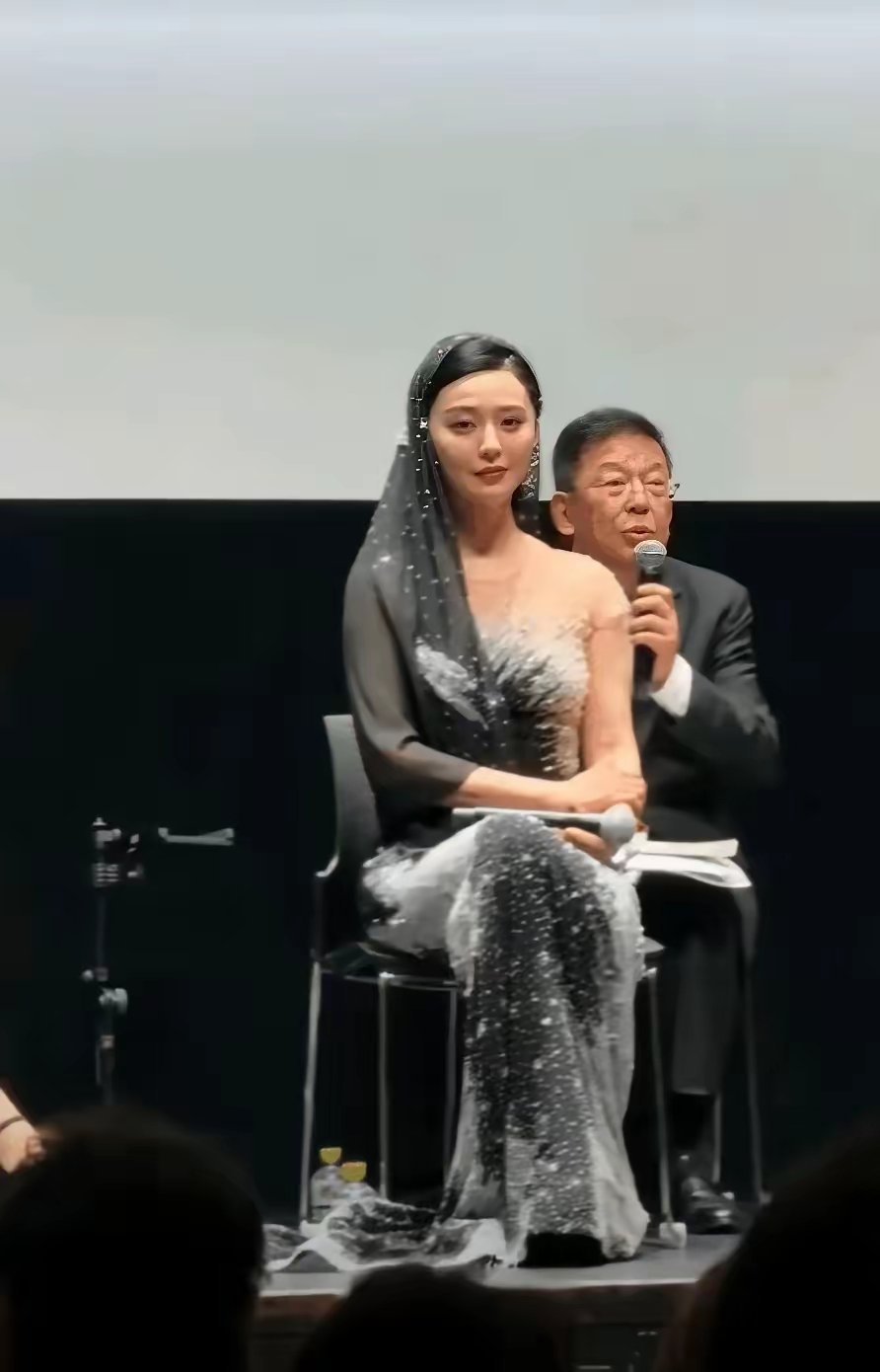 还以为她彻底告别了荧屏今后就消失在公众视线里了结果是她跌落谷底 却是另一种生活方