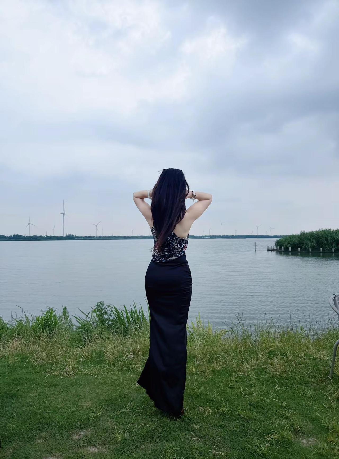 终于长发及腰了自由松弛感穿搭 御姐ootd穿搭 背影与湖 慵懒高级感ootd