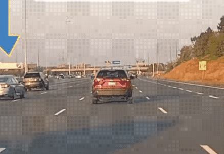 白车真狡猾？
这气斗得有意思，黑车回不来喽？哈哈哈：不知道他俩是斗气，还是相互开