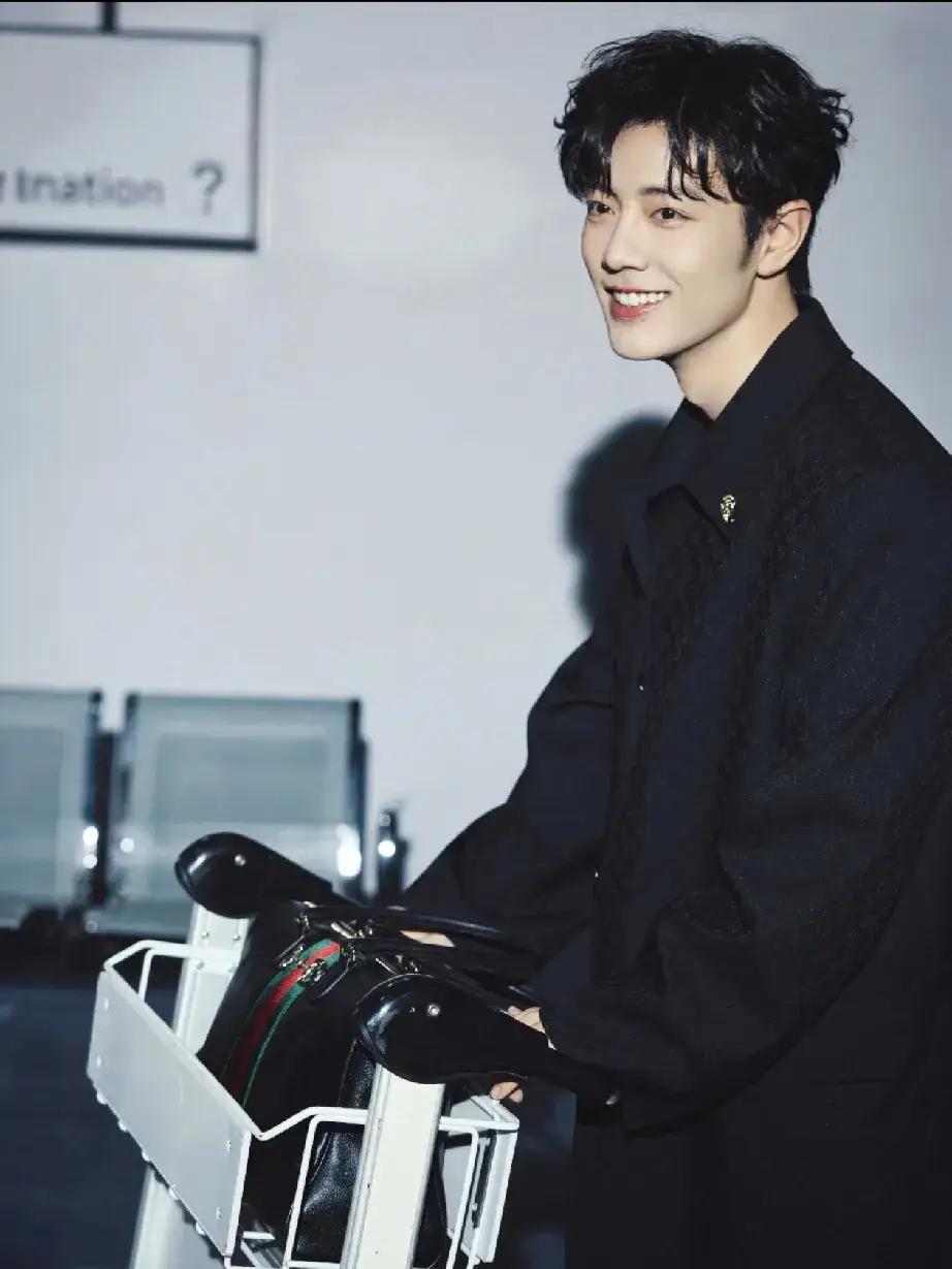 肖战这机场图也太能打了吧！
 
别家明星还在棚里对着灯光板抠姿势，他倒好，机场随