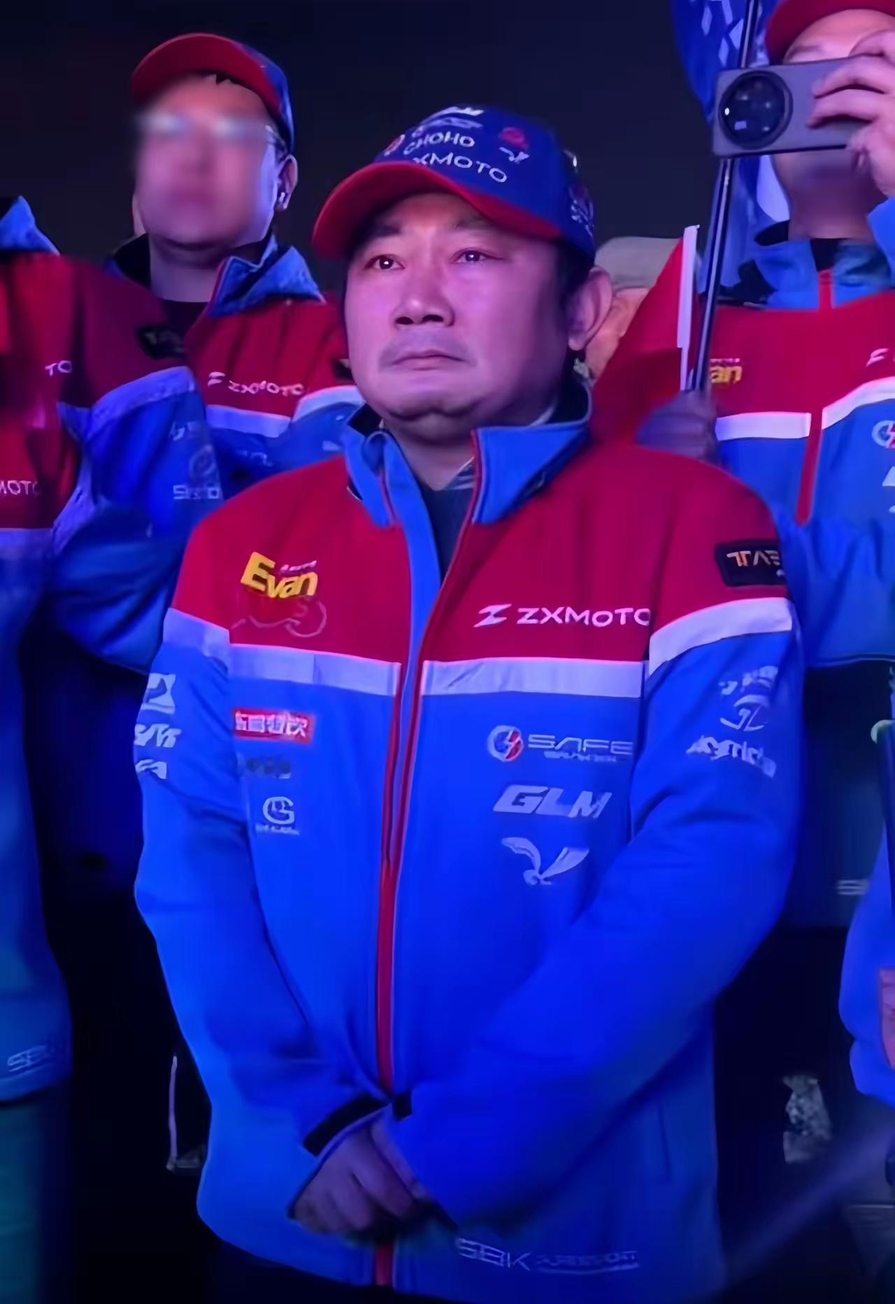 张雪今晚拍卖，
最让人意外的是，
除了车子和奖杯，他还定下了一个特别的规矩。
​