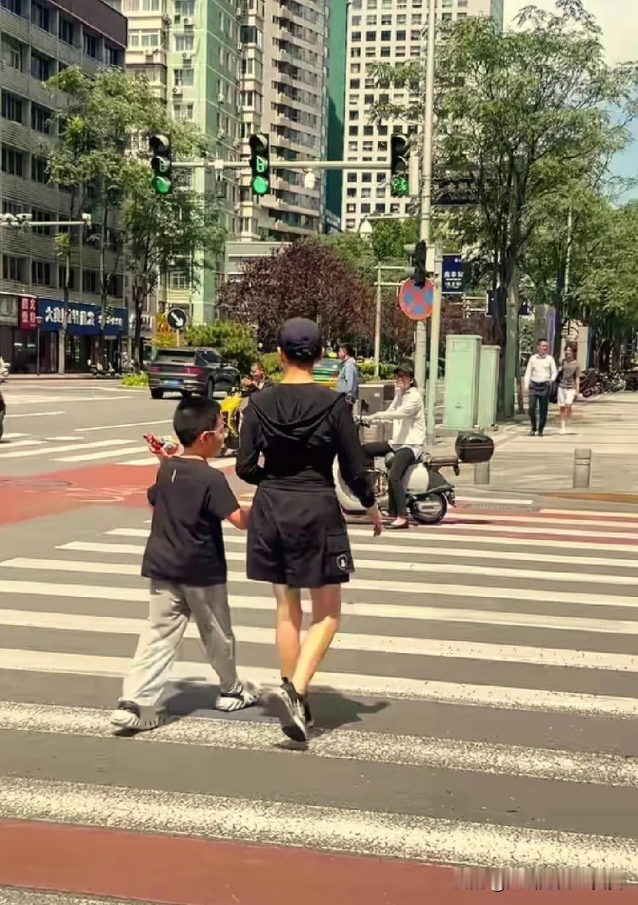 有网友在北京街头偶遇宋丹丹和其小孙子一起逛街。

虽然没有拍到正脸，但是有个侧脸