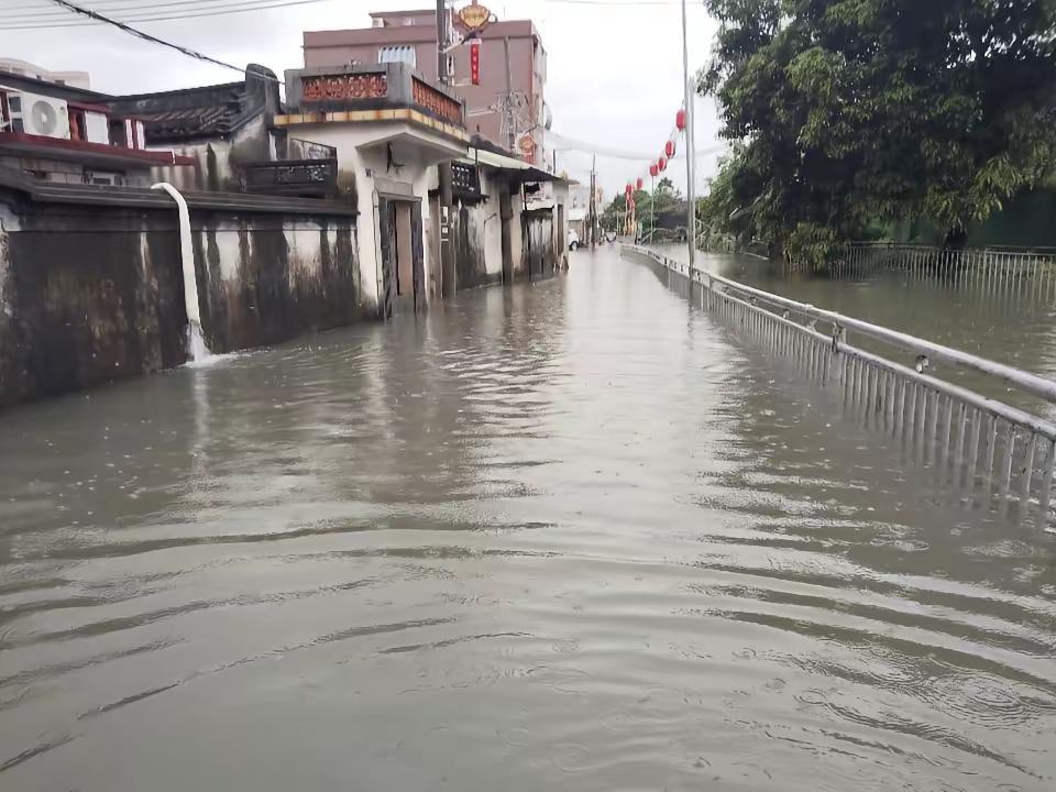 这场暴雨强的可怕路面积水 街道被淹
