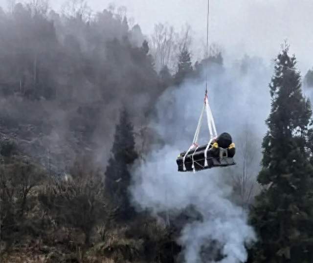 赛博送葬！无人机吊运棺材上山火了，AI先赋能了殡葬业