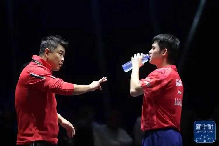 林诗栋输了。输给世界排名275位、16岁的泰国小将。王皓场外脸色绿得跟草地一样。