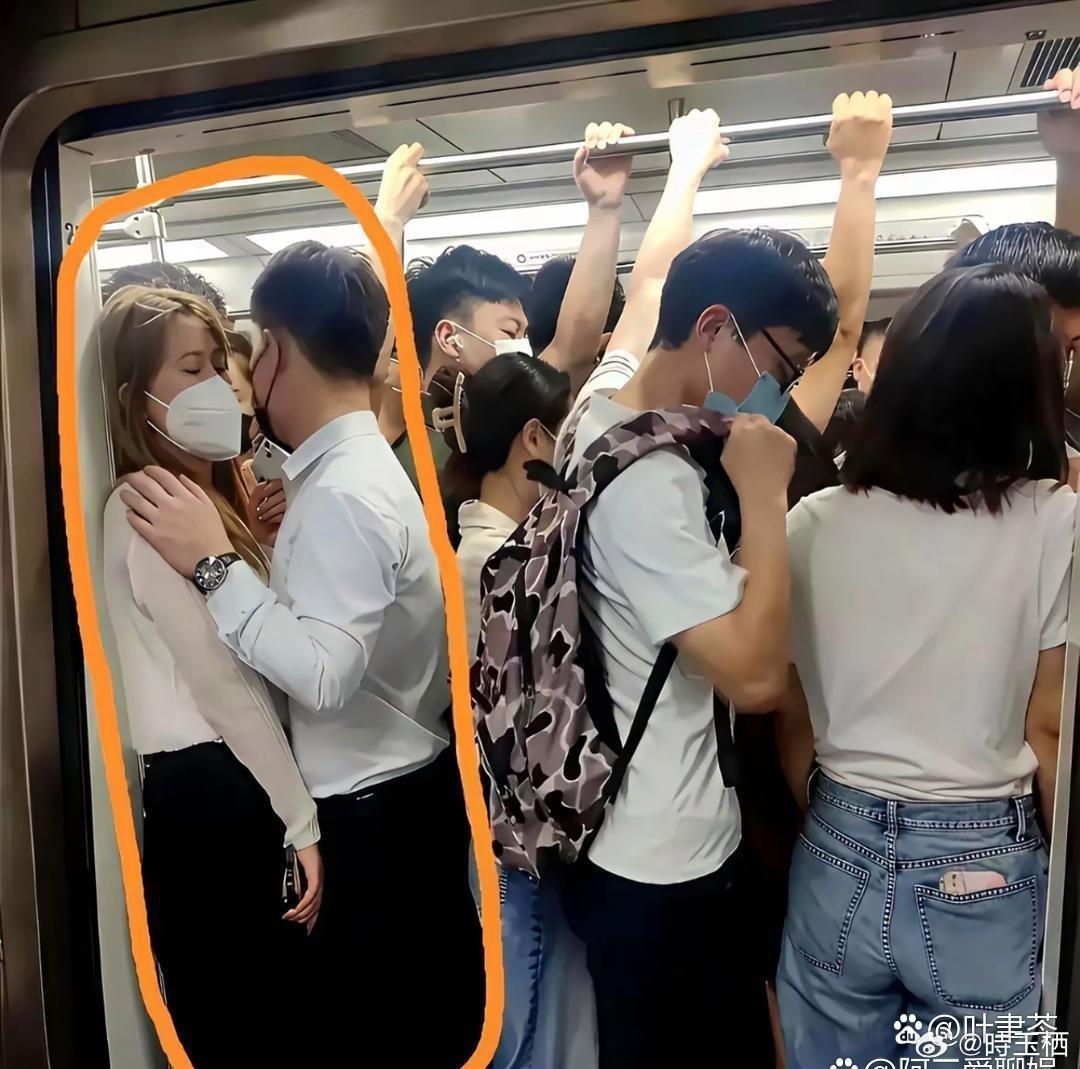 这地铁会不会太挤了 ​​​