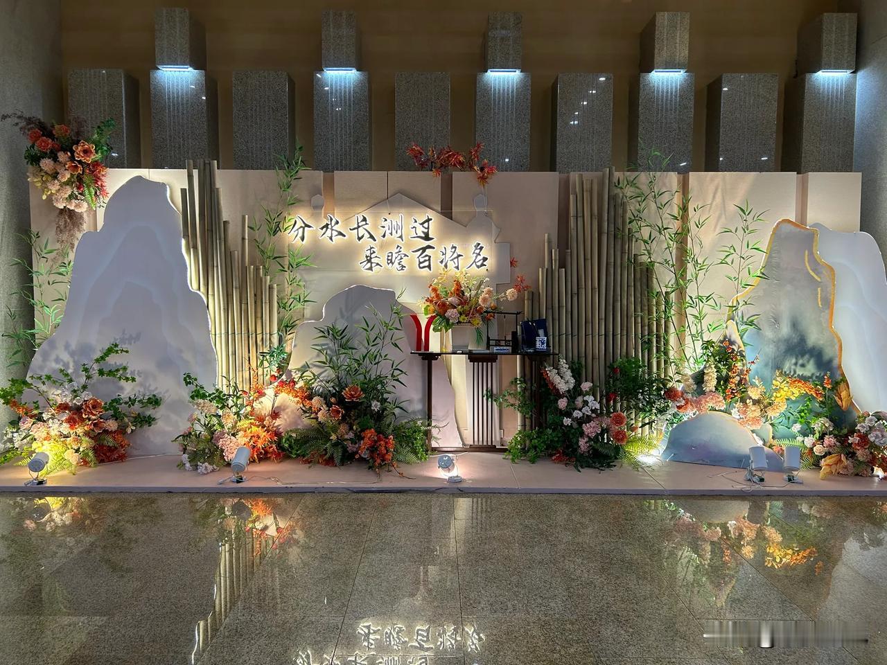 #上联：夏风微动绿生凉#
上联：夏风微动绿生凉，
下联：冬风凛冽雪花飘。