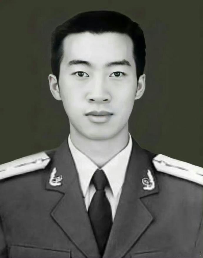 请您停留1秒钟，向缉毒英雄甘祖荣致敬。 ​#致敬中国英雄# ​ ​​​