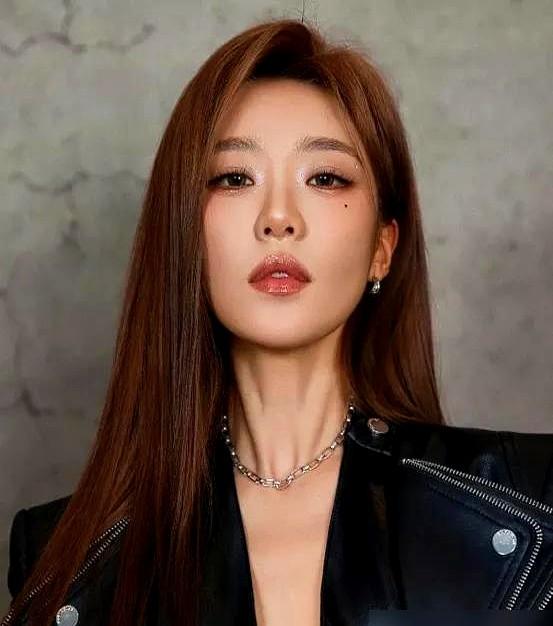 谁能想到，那个被骂惨了的“林有有”，竟然在浪姐舞台杀疯了。

张月在《乘风202