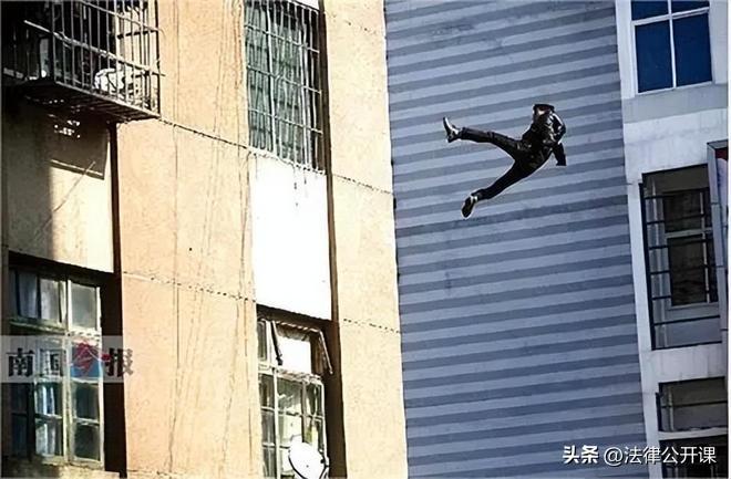 上海，男子抑郁症发作后，来到一座大厦的27楼，随后不慎坠亡。男子家属认为是物业没