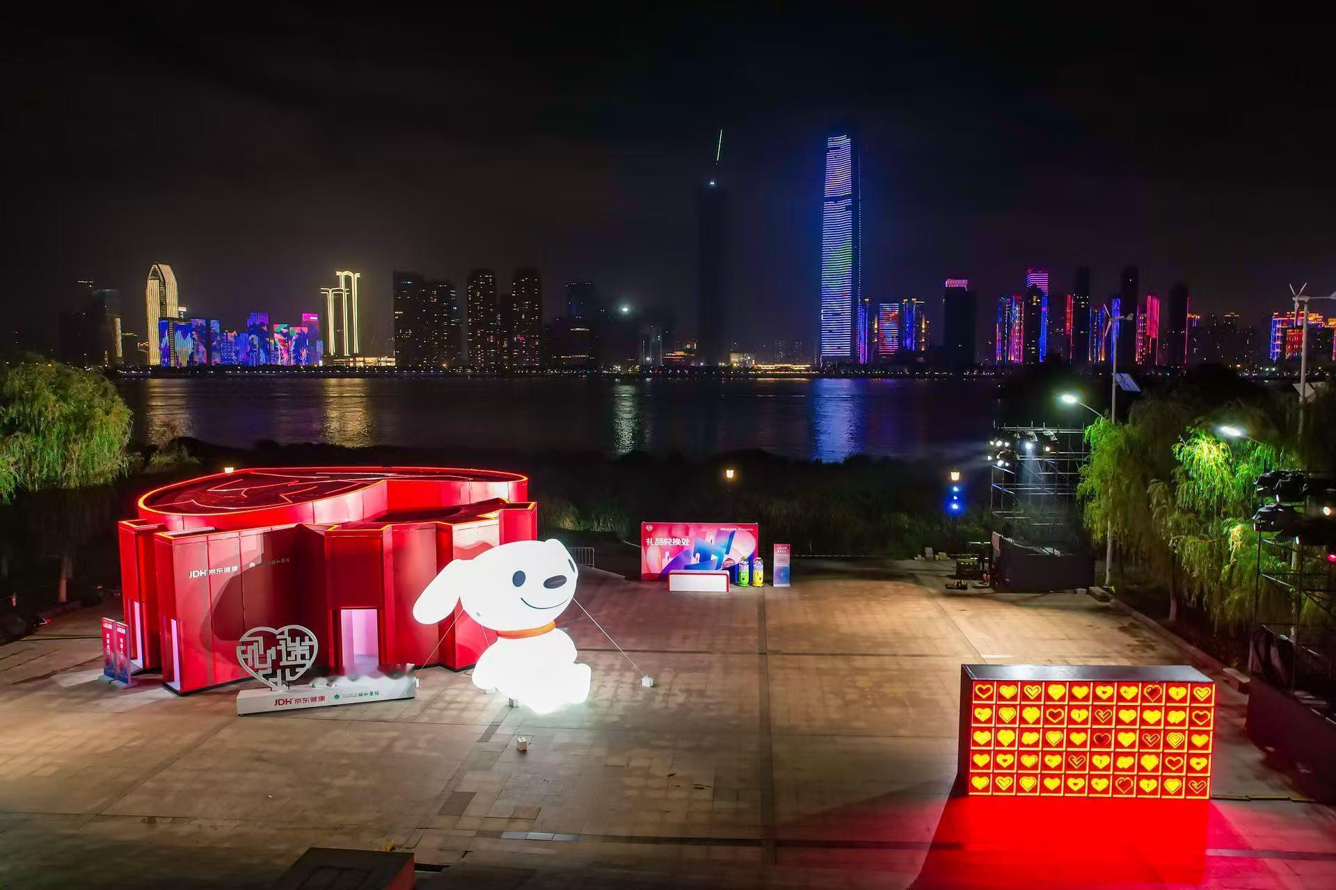 还在发愁国庆去哪打卡？武汉最新宝藏打卡地来啦！京东巨型心脏闪现武汉江滩 这个5米