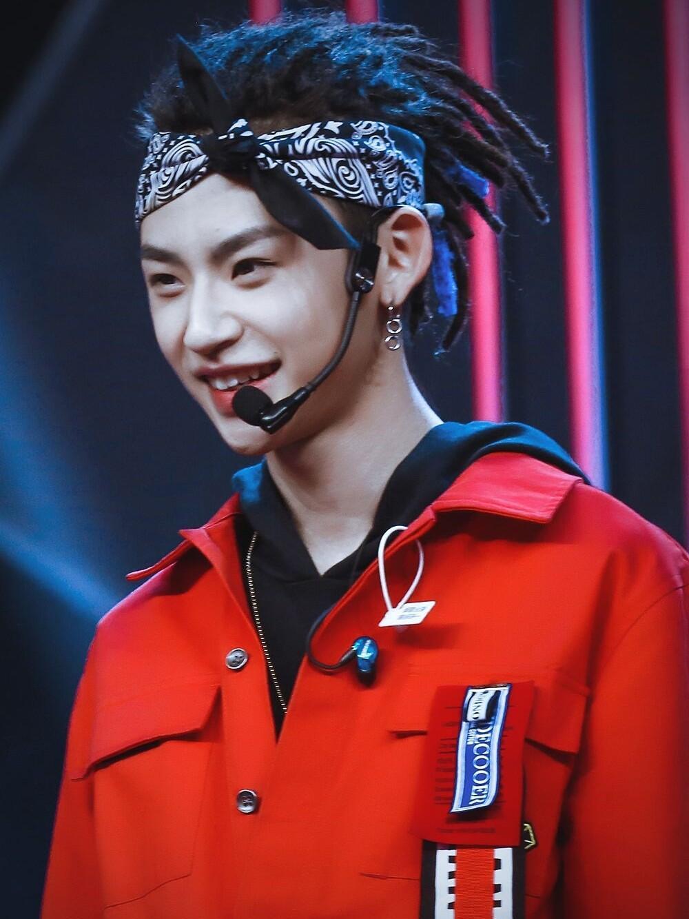 王琳凯做脏辫要六七个小时小鬼直播科普脏辫这个脏辫造型真的给我迷得不要不要的！好久