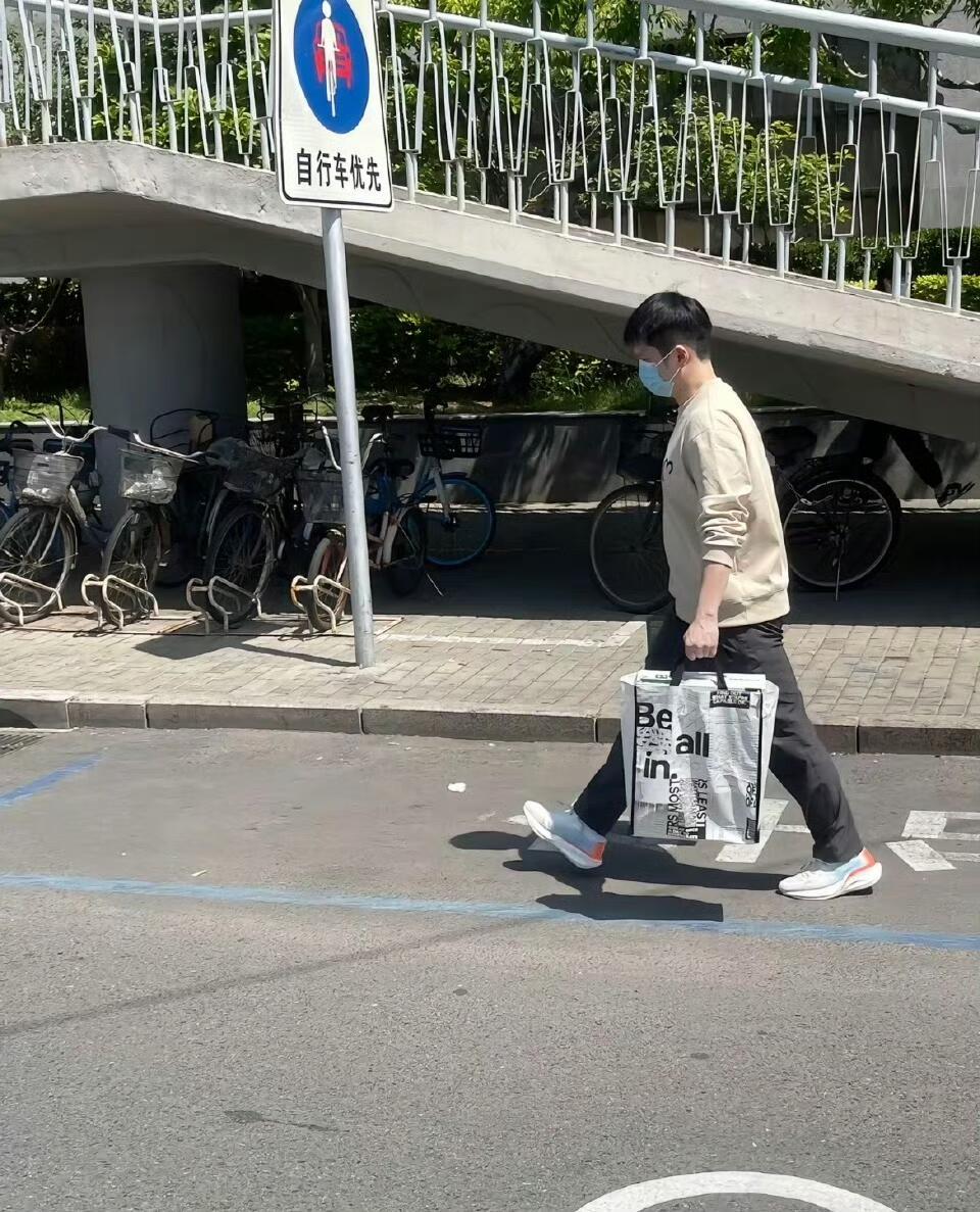 这是东东走来了，最新的动态，看着就让人很心疼，异国他乡，他自己单打独斗！
早就习