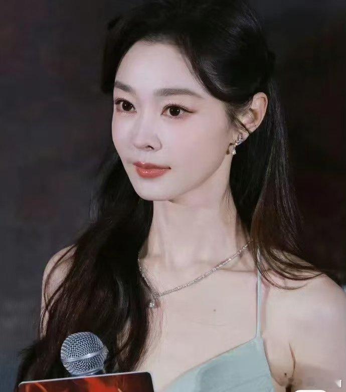 宋轶回应整容宋轶 没有整容 她的辨识度一直在线，哪需要靠整容刷存在感？妆容变了，