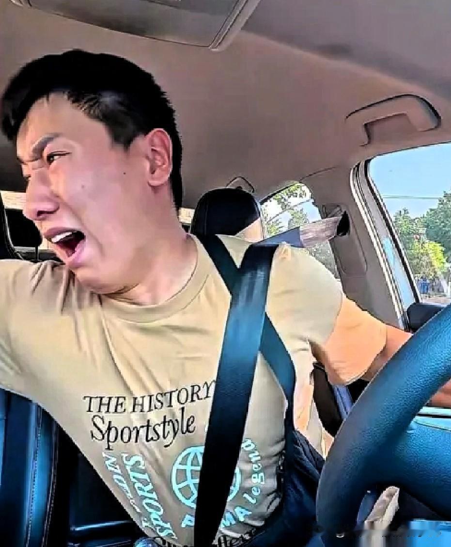 看到“瘦猴”搬离家门躲避偷狗贼的消息，我真是被气笑了。

八年陪伴，跨越国境，那