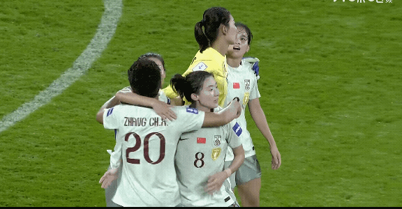 中国女足最终在先落后的情况下，最终2：1逆转击败朝鲜女足，在获得小组头名的情况下
