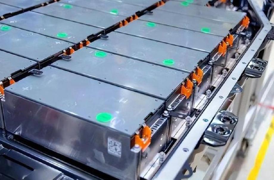 全固态电池大爆发，新能源产业要变天？

全固态电池技术如今迎来突破性进展，正风驰