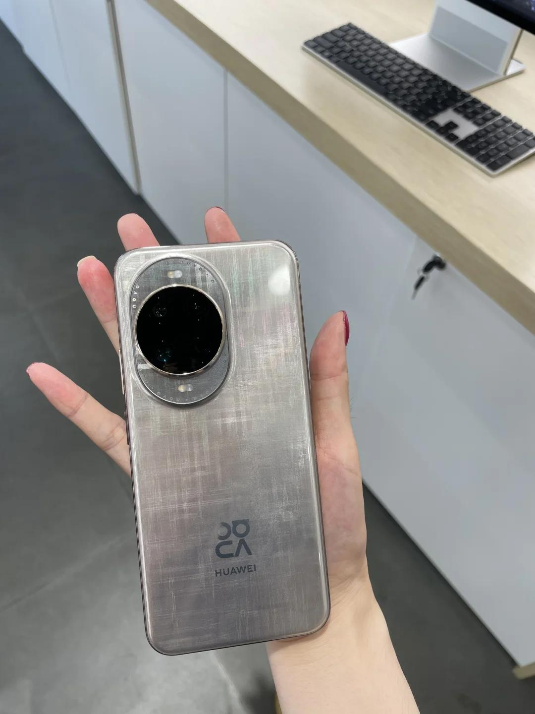 在多个数码博主的开箱实测视频中，华为nova 14系列展现出诸多亮点，尤其在外观